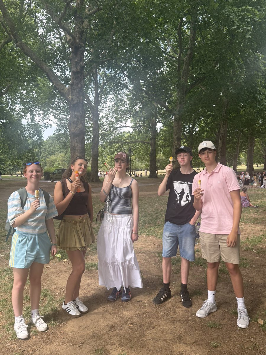 HopeAcademyPE's tweet photo. Walking tour around London and finishing off with an icecream π¦#teamhope https://t.co/r4pLtHh9JD