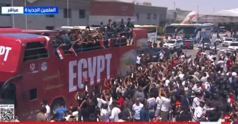 netflyarabia's tweet photo. 🇪🇬بالأعلام والاحتفاء.. مشاهد من الاستقبال الجماهيري للاعبي المنتخب في مطار العلمين عقب عودتهم إلى مصر بعد انتهاء مشوارهم في كأس العالم https://t.co/nCgdu5gqvN