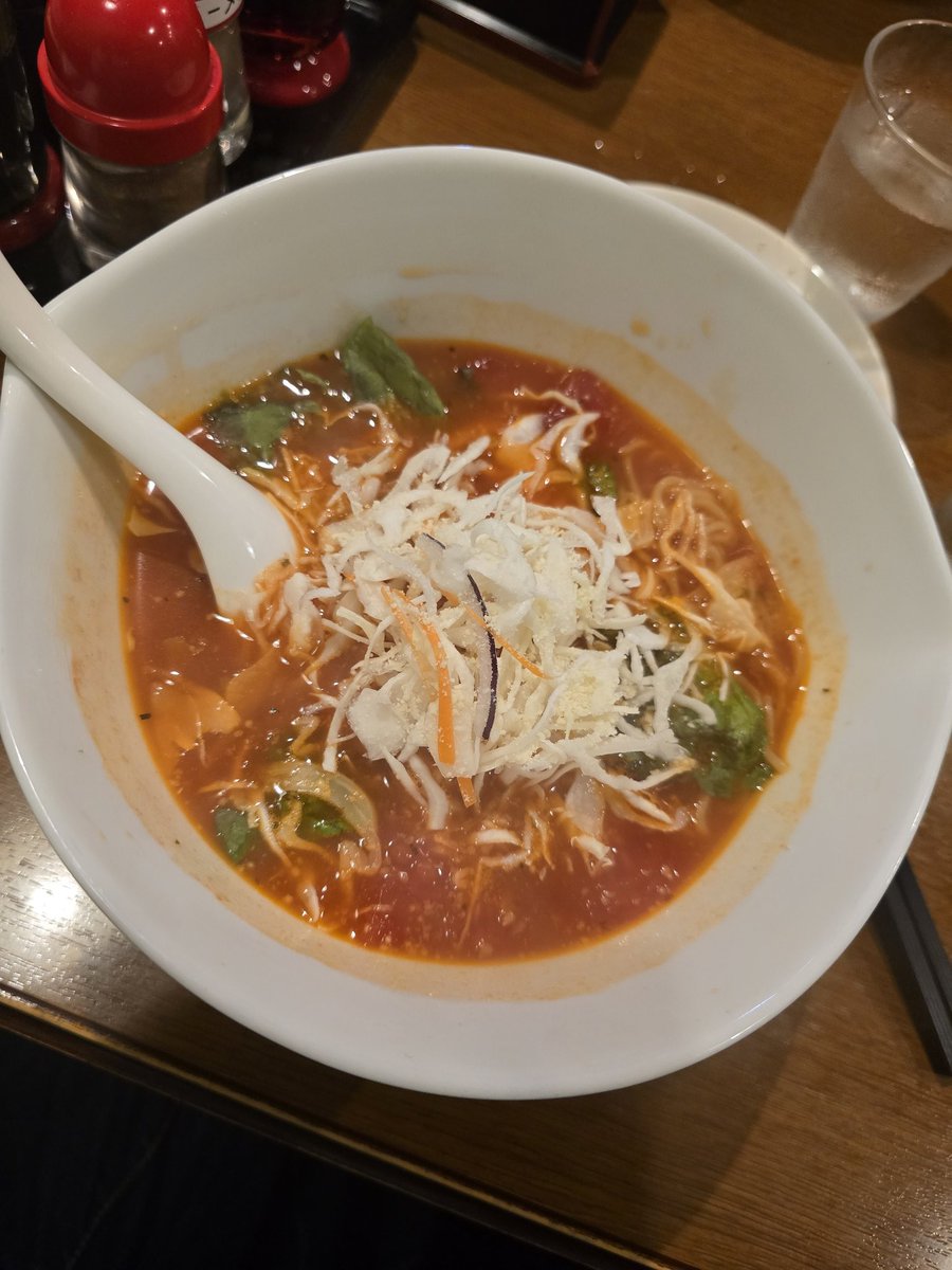 Hitomn4children's tweet photo. 久しぶりのトマトラーメン😋明日はほっと一息できるであろううか…🙄息抜き必要と外食。本日もお疲れさまです🙇‍♀️
#ラーメン https://t.co/LhySYlxYGG