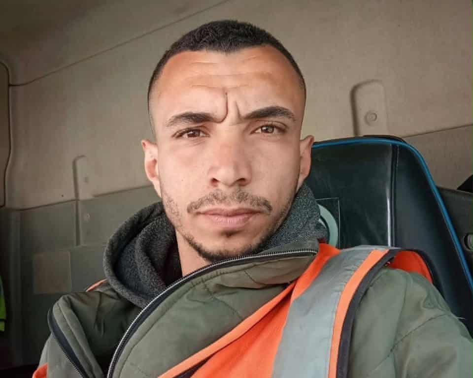 FocusMedia_Fr's tweet photo. 🇮🇱🇵🇸⛑️ FLASH — Gaza : un chauffeur palestinien assassiné par l’armée israélienne

Un chauffeur palestinien, Ahmad Esleem, 30 ans, a été assassiné d’une balle dans la tête mercredi par un soldat israélien alors qu’il transportait de l’aide alimentaire de World Central Kitchen dans un convoi coordonné.

Des témoins et l’Association des transporteurs de Gaza dénoncent une « exécution sommaire » sur le corridor de Philadelphi, les mains levées. 

🗞️ https://t.co/6WvAHFts3E