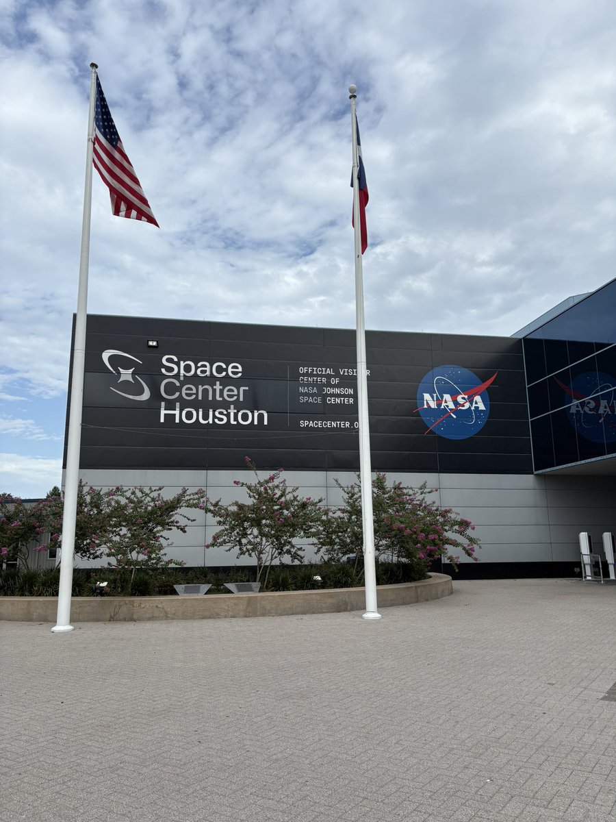 itsrilea's tweet photo. hello @SpaceCenterHou and a big thank you to @AstroAnnimal for convincing me to visit! Let’s go birthday exploring (space edition)! https://t.co/XiHDGfzrmO