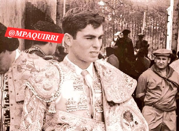 MPAQUIRRI's tweet photo. #TalDiaComoHoy EN 1966:

PAQUIRRI SE DESPIDE COMO NOVILLERO EN #Girona

👥️ ALTERNA CON CHAMACO Y J.L.ROMÁN

🐃 NOVILLOS DE #BernardinoJimenez Y #JulioGarrido

EN ESTA 1ª Y 2ª  FOTO TODAVÍA EN EL CALLEJÓN 

(1/....) https://t.co/c5rsWb8BI3