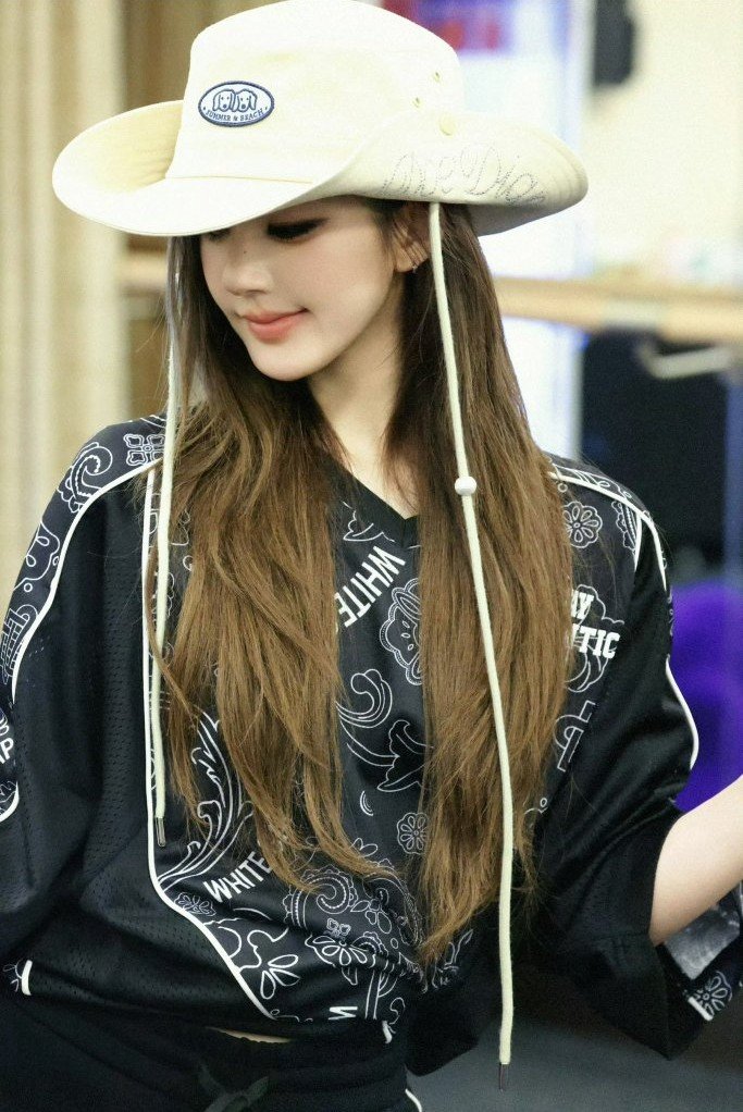 rosyfei_'s tweet photo. what concept will she bring to the stage? what is the bucket hat for? will there be a cowboy concept performance? I’M CURIOUS AND EXCITED

#zhaolusi https://t.co/3gCW2nnc7g