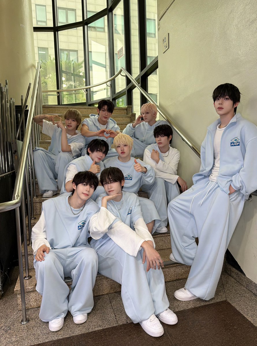 AHOF_official's tweet photo. [📸] 260710 뮤직뱅크 완료✨

포하에게 전속력으로 𝙍𝙐𝙉 𝙏𝙊 𝙔𝙊𝙐🩵 앞으로도 아홉과 함께 달려주세요😆

#AHOF #아홉
#RUN_TO_YOU https://t.co/ZRD0I4s2pm