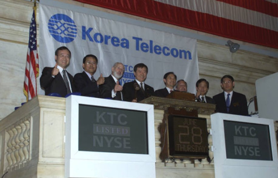 swc7592's tweet photo. 4. KT
 - 티커 KT (뉴욕증권거래소, NYSE 상장)
 - 대표 주간사 : 모건스탠리
 - 상장 일자 : 1999.05.26
 - 상장 당시 ADR 발행 금액 : 약 24.9억달러
 - 상장 당시 발행 비율 : 전체 9.7% (6,031만주)
 - 현재 ADR 발행 비율 : 전체 10~12% (추가발행) https://t.co/dc1W29zgCo