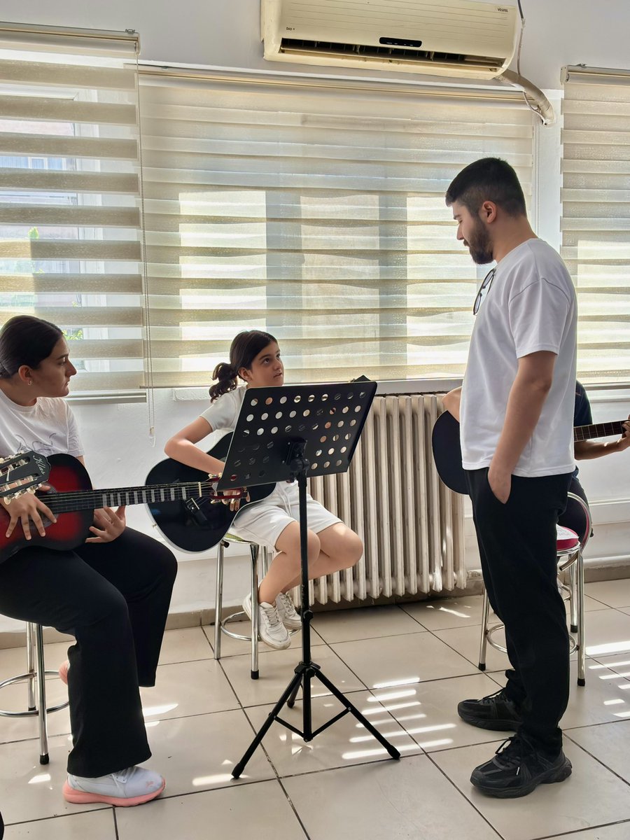 GSB_SurGM's tweet photo. Ritim, enerji ve eğlence bir arada! 🎸🎤

GSB Gençlik Yaz Kulübü’nde gençlerimiz müziğin büyülü dünyasında hem öğreniyor hem de unutulmaz anılar biriktiriyor. Yazın coşkusu, notaların neşesiyle buluşuyor! 🎶☀️ https://t.co/Qlj6vB5pCX