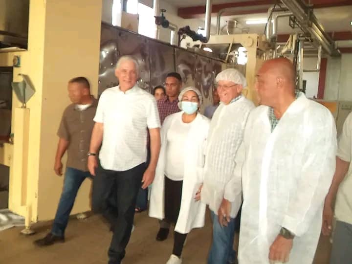 minalcuba's tweet photo. Acompañado por el Ministro de @minalcuba , @AlbertoLopezcu, y el Presidente de la OSDE,  @GlezEmerio, el dirigente recorrió líneas de producción, intercambió con directivos y trabajadores, y conoció acciones para lograr las transformaciones económicas que requiere el país. https://t.co/3N1GuRDByj