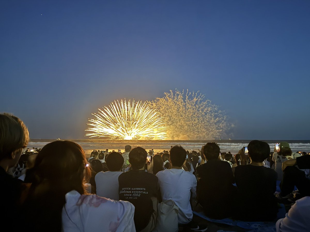 Wonderlands_s's tweet photo. 風強いから水中花火だけだったけど綺麗でした🎆 https://t.co/BqUWVLYQCI