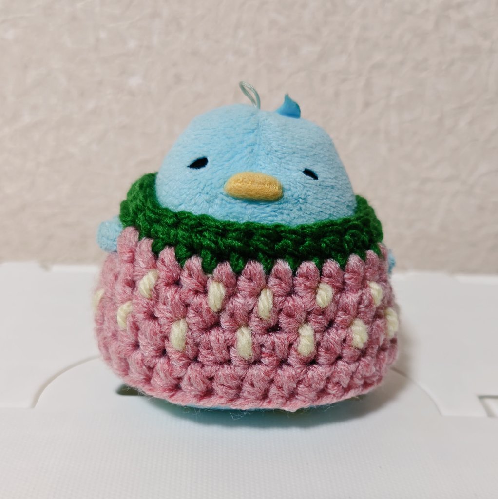 ピンクの苺とマヨを少し追加で編み編み🐥🐥🍓🥚