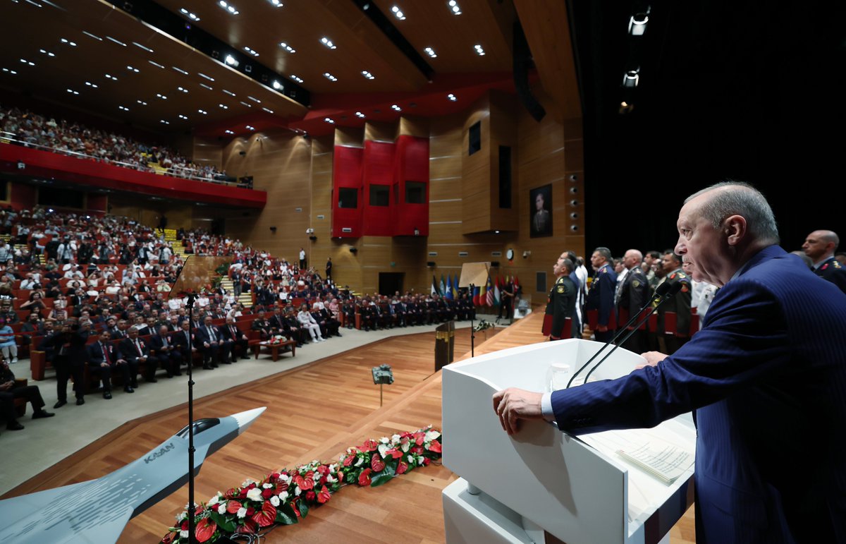 RTErdogan's tweet photo. Bugün 125’i dost ve kardeş ülkelerden gelen misafir askerî personel olmak üzere toplam 301 subayımızın gurur gününe iştirak ettik, mezuniyet sevinçlerini paylaştık. 🇹🇷

Dereceye girenlerle birlikte 16’ncı Dönem Müşterek Komuta ve Kurmay Eğitimi ile 8’inci Dönem Kuvvet Harp Enstitüleri Komuta ve Kurmay Eğitimi’ni neticelendiren tüm subaylarımızı ayrı ayrı tebrik ediyorum.

Diplomasını alan subaylarımız, kurmay ünvanıyla farklı kademelerde Türk Silahlı Kuvvetlerimize, devletimize ve milletimize inşallah yüksek bir vazife şuuruyla hizmet edecekler.

Kurmay subaylarımıza yeni vazifelerinde şimdiden üstün muvaffakiyetler temenni ediyorum.