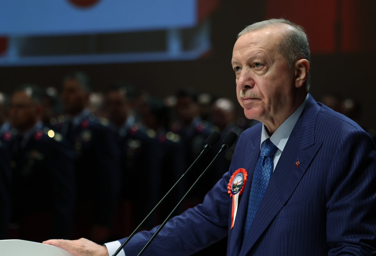 RTErdogan's tweet photo. Bugün 125’i dost ve kardeş ülkelerden gelen misafir askerî personel olmak üzere toplam 301 subayımızın gurur gününe iştirak ettik, mezuniyet sevinçlerini paylaştık. 🇹🇷

Dereceye girenlerle birlikte 16’ncı Dönem Müşterek Komuta ve Kurmay Eğitimi ile 8’inci Dönem Kuvvet Harp Enstitüleri Komuta ve Kurmay Eğitimi’ni neticelendiren tüm subaylarımızı ayrı ayrı tebrik ediyorum.

Diplomasını alan subaylarımız, kurmay ünvanıyla farklı kademelerde Türk Silahlı Kuvvetlerimize, devletimize ve milletimize inşallah yüksek bir vazife şuuruyla hizmet edecekler.

Kurmay subaylarımıza yeni vazifelerinde şimdiden üstün muvaffakiyetler temenni ediyorum.