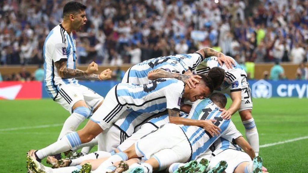 NationalSportM's tweet photo. 🚨  Probability of winning the World Cup

🇪🇸 Spain ~ 4.9%
🏴󠁧󠁢󠁥󠁮󠁧󠁿 England ~ 11%
🇫🇷 France ~ 34%
🇦🇷 Argentina ~ 33% https://t.co/VZG04Az3rp