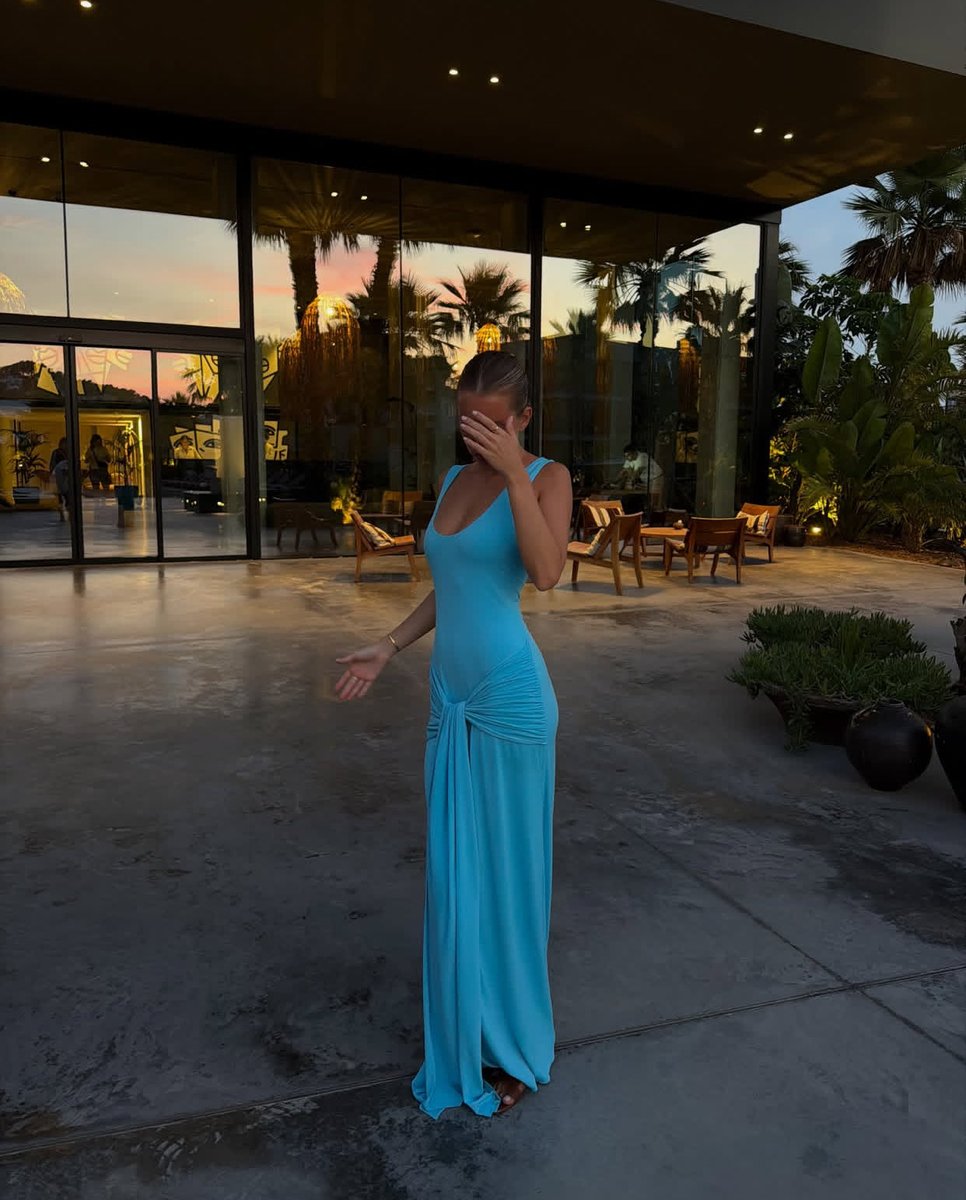 maguicorceiros's tweet photo. butterfly affect is real 🦋 i really felt pretty in this dress <3 https://t.co/enViOBn9uO