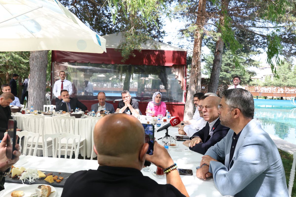 avibrahimK's tweet photo. AK Parti Erzurum İl Başkanlığımız tarafından gerçekleştirdiğimiz Basın Buluşması Programı’nda kıymetli basın mensuplarımızla bir araya geldik.

Erzurum’umuzun gündemine ilişkin değerlendirmelerde bulunurken, basın mensuplarımızın görüş ve önerilerini de dinleme fırsatı bulduk.

Şehrimizin gelişimine katkı sunan, kamuoyunun doğru, tarafsız ve ilkeli şekilde bilgilendirilmesi adına büyük bir özveriyle görev yapan tüm basın mensuplarımıza teşekkür ediyor; çalışmalarında başarılar ve kolaylıklar diliyorum.