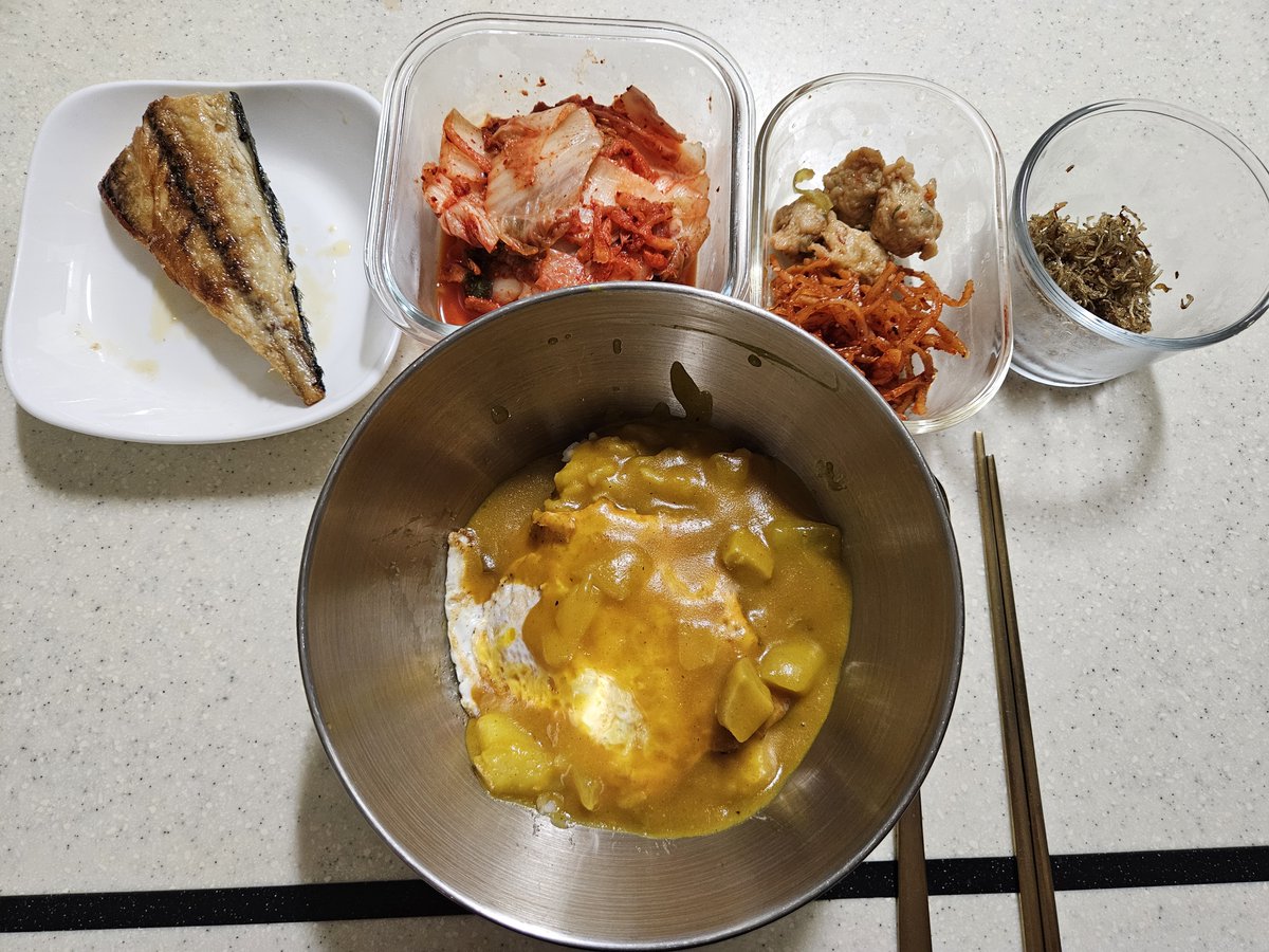 DieterSCG's tweet photo. 마운자로 2.5mg 6일 차

역시 먹을 게 안 땡기고, 안 먹어도 배가 고프지 않았던 건 마운자로 효과가 맞았다. 이제 주사 맞은 지도 6일째 되니까 약효가 점점 빠져서 그런가 오늘 저녁은 좀 배가 고프다. 

마운자로 효과가 확실하다는 건 이제 잘 알겠다.

아침 : 카레 + 고등어 한 토막 / 오메가3, 간장약, 혈압약, 유산균(추가)

점심 : 감자 + 고구마 + 구운 계란 2알(한 알 이미 먹고 찍음)

저녁 : 단백질 쉐이크

2.5mg는 적응 단계 정도라고 하니까 5mg부턴 확실히 체감하지 않을까 싶다.