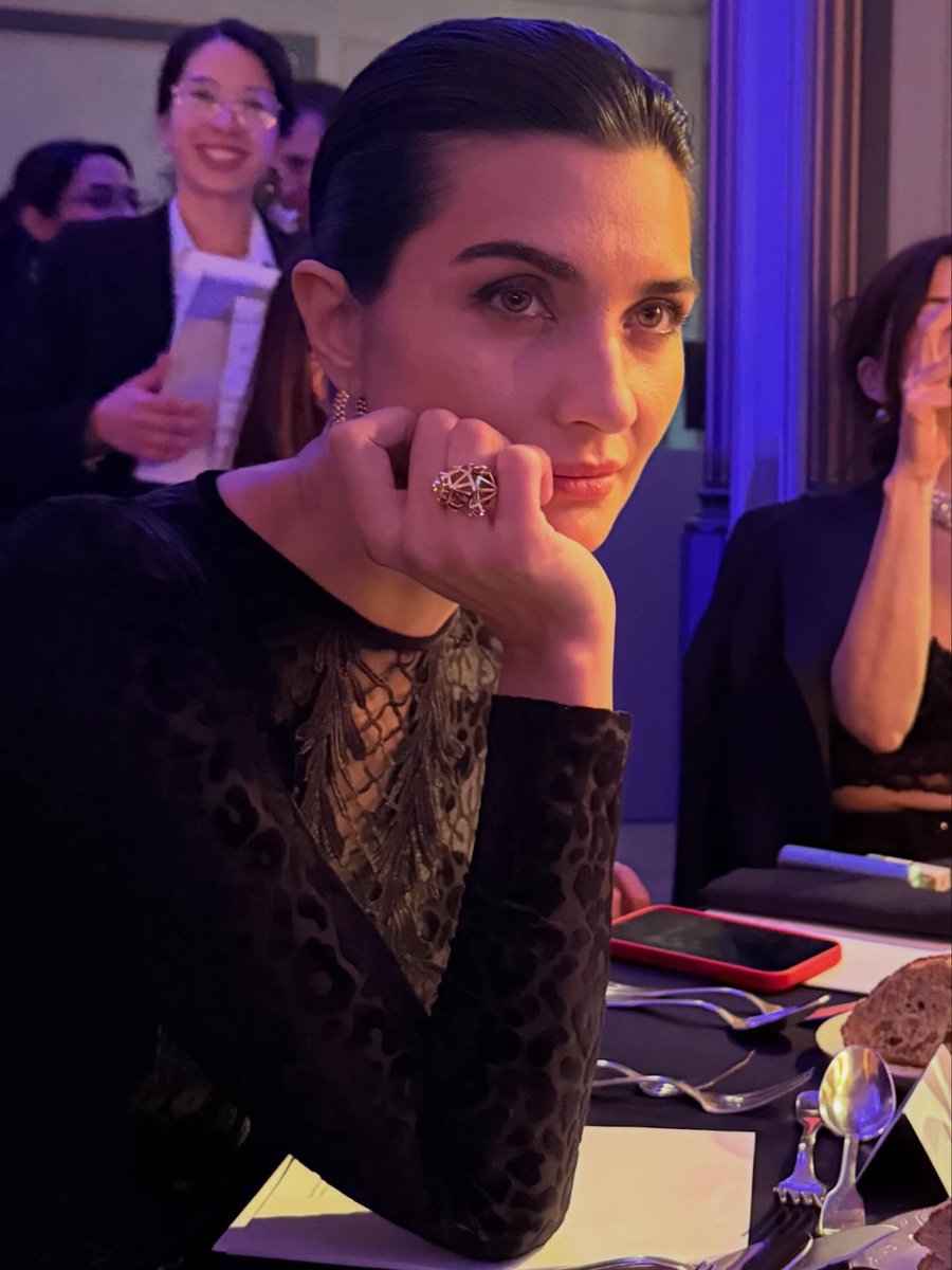 popileaks's tweet photo. Tuba Büyüküstün: "Boşandığımdan beri bir yardımcım yok, çocuklarıma kendim bakıyorum. 

Eğer bu çocuklara kendim birebir vakit harcamayacaksam niye doğurdum?" https://t.co/Ansnf74Hbq