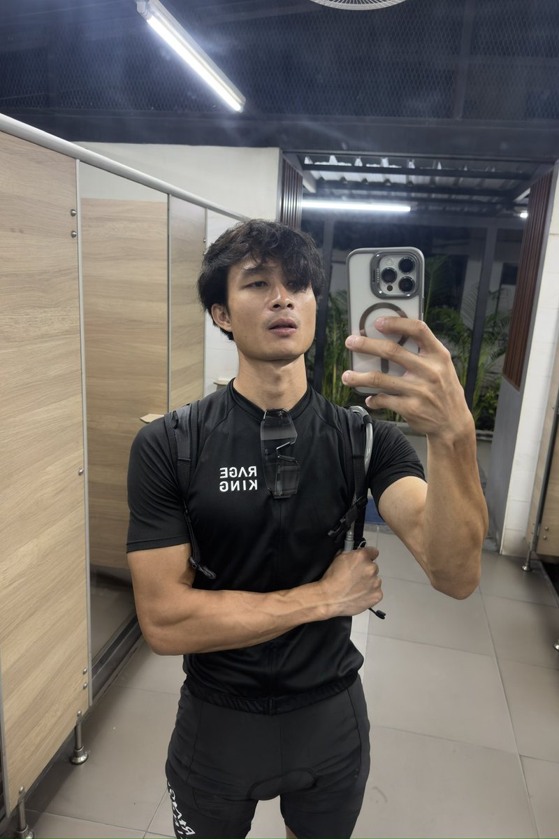 Sahaphap2025's tweet photo. แอ็ค😎หน้ากระจกปั้ม⛽️เท่ๆ🤣 https://t.co/27JzcbCzyy