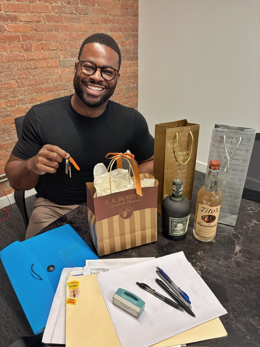 BenInLDN's tweet photo. NEW YORK CITY HOMEOWNER 🏡🗽

10 months. 2 bedrooms. Broadway next door. Endless attorney meetings. A pass/fail interview with neighbours (yup). Family illness. A chapter of love ending.

Today, I got the keys.

NYC welcomed me when I felt like I couldn’t exist. Now it’s a home. https://t.co/GlI3Bg9mMR
