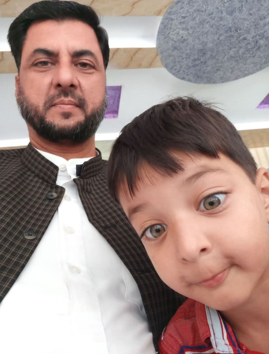 irumrae's tweet photo. میرے ننھے فرشتے عمر راٹھور کے لیے انصاف کی آخری پکار…! دنیا کے منصفو خدا راہ اپنے پیارے بچوں کو سامنے رکھ کر انصاف کرو  اور مظلوم کی بددعا سے ڈرو۔ 
 ایک باپ نے اپنے چار سالہ معصوم بیٹے عمر راٹھور کے انصاف کے لیے سپریم کورٹ آف پاکستان میں نظرِ ثانی کی درخواست (Review Petition) دائر کر دی ہے۔ چونکہ سپریم کورٹ نے عمر کے درندے  قاتلوں کو دی جانے والی دو دو بار سزائے موت کو عمر قید میں تبدیل کر دیا تھا۔ جو کہ انصاف کا سراسر قتل اور مجرموں کی حوصلہ افزائی کے مترادف ہے۔ میرا ججز صاحبان سے ایک مودبانہ سوال ہے کہ اگر میرے بچے کی جگہ آپکے بچوں کے ساتھ ایسا ظلم ہوا ہوتا تو پھر بھی آپ قاتلوں کی سزا کم کرتے کبھی بھی نہ کرتے بلکہ آپ کہتے کہ انکے سو سو ٹکڑے کر کے کتوں کے آگے ڈالو۔ یہ آپ کا فیصلہ ہوتا۔ تو عمر بھی تو کسی کی جان کا ٹکڑا اور اس ملک کا شہری تھا۔ اسے انصاف بہم پہنچانا ریاست کا کام ہے۔ 

چھ سال گزر گئے. لیکن ایک باپ کے دل پر لگے زخم آج بھی ویسے ہی تازہ ہیں۔ ہر صبح عمر کی یاد سے شروع ہوتی ہے اور ہر رات اس کی معصوم مسکراہٹ آنکھوں میں آنسو بن کر اتر آتی ہے  اور عمر پر بیتا ہوا ظلم یاد آتا ہے۔ کوئی عدالت، کوئی فیصلہ اور کوئی وقت ایک باپ کی گود واپس نہیں لا سکتا، مگر انصاف اس زخم پر مرہم ضرور رکھ سکتا ہے۔

میرے 5سالہ معصوم بچے کو اغوا برائے تاوان کے بعد انتہائی بے رحمی سے دسمبر 2019  کی شدید ٹھنڈی اور ٹھٹر تی ہوئی راتوں میں ٹیپوں میں جکڑ کر ہاتھ،منہ اور پاوں باندھ کر  زندہ بچے کو ایک الماری میں بند کر کے قتل کیا گیا تھا۔ جس کی ٹیپوں میں جکڑی ہوئی نعش دیکھ کر پوری انسانیت کانپ اٹھی تھی۔  مقدمے کے ٹرایل کے دوران فنگر پرنٹس، ڈی این اے،ملزمان کے اعترافی بیانات اور دیگر مضبوط شواہد عدالتوں کے سامنے پیش ہوئے۔ معزز سیشن کورٹ اور ہائی کورٹ اسلام آباد  نے انہی ناقابلِ تردید شواہد کی بنیاد پر ملزمان کو دو  دو مرتبہ سزائے موت سنائی تھی ۔ سزا یافتگی برقرار رہی، لیکن صد افسوس کہ انصاف کی سب سے بڑی عدالت نے سزائے موت کو عمر قید میں تبدیل کر کے انصاف کا قتل کیا اور درندوں  کو مزید ظلم کرنے کا لاہسنس جاری کر دیا۔ جو سو بار اور سرعام پھانسی کے حقدار تھے جنہوں نے ایک ننھے پھول پر بلاوجہ قیامت ڈھائی تھی۔وہ کسی رعایت کے مستحق نہیں ہو سکتے۔ 

میں نہایت ادب اور احترام کے ساتھ معزز جج صاحبانِ سپریم کورٹ آف پاکستان سے دست بستہ گزارش کرتا ہوں کہ میری نظرِ ثانی (Review petition) کی درخواست پر قانون، انصاف اور اس جرم کی سنگینی کو مدنظر رکھتے ہوئے فیصلہ فرمایا جائے۔ معصوم بچوں کا اغوا اور قتل صرف ایک خاندان کا دکھ نہیں، بلکہ پوری قوم کے ضمیر کا امتحان ہے۔ اور یہ فساد فی الارض اور معاشرتی جرم ہے۔ 

میں وزیراعظم پاکستان، چیف آف ڈیفینس فورسز فیلڈ مارشل ، چیف جسٹس آف پاکستان، حکومتِ پاکستان، وکلاء برادری، انسانی حقوق کی تنظیموں، صحافیوں اور میڈیا سے بھی اپیل کرتا ہوں کہ ایک مظلوم باپ کی آواز سنیں۔ انصاف صرف ہونا ہی نہیں چاہیے بلکہ ہوتا ہوا بھی نظر آنا چاہیے۔ تاکہ مظلوم کی داد رسی ہو سکے۔ 

میں پاکستان کے ہر باپ، ہر ماں، ہر بہن، ہر بھائی اور ہر باشعور شہری سے درخواست کرتا ہوں کہ اگر آج ہم عمر راٹھور کے لیے آواز نہیں اٹھائیں گے تو کل کسی اور معصوم بچے کے والدین بھی اسی اذیت سے گزریں گے۔ جس سے ہم گزر رہے ہیں۔ 
براہِ کرم اس پوسٹ کو زیادہ سے زیادہ شیئر کریں، کمنٹ کریں اور اپنی آواز بلند  کرکے متعلقین تک پہنچائیں کہ وہ ایسے ناسور درندوں کو عبرت ناک سزا دے کر معاشرے کے ہر بچے کو محفوظ بنا ہیں۔ تاکہ یہ پیغام پاکستان کے ہر کونے تک پہنچے اور انصاف کی یہ فریاد ہر ذمہ دار ادارے تک سنی جائے۔
یہ صرف میرے بیٹے عمر راٹھور کی جنگ نہیں، یہ پاکستان کے ہر معصوم بچے کے محفوظ مستقبل کی جنگ ہے۔
میں اپنے بیٹے کو واپس نہیں مانگتا… میں صرف انصاف مانگتا ہوں اور اسکے لئے میں آخری حد تک جاؤں گا۔ سپریم کورٹ سے اپیل کرتا ہوں کہ وہ ان درندوں کی سزائے موت بحال کر کے معاشرے کے لیے نشان عبرت بناۓ۔ 
عمر راٹھور کے لیے انصاف — پاکستان کے ہر معصوم فرشتے کے لیے انصاف۔
#JusticeForUmarRathore #انصاف_برائے_عمر_راٹھور #SaveOurChildren #JusticeForChildren #Pakistan
