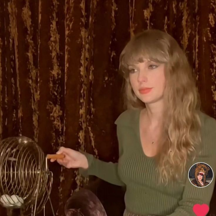 AOTY2024's tweet photo. The way Taylor didn't post about Songwriters Hall Of Fame, didn't post about the 20 years anniversary of her career and now she isn't posting her wedding pics...I fear she has retired from social media for eternity and her team only posts to announce a song/album/music video https://t.co/jngNraOMrL