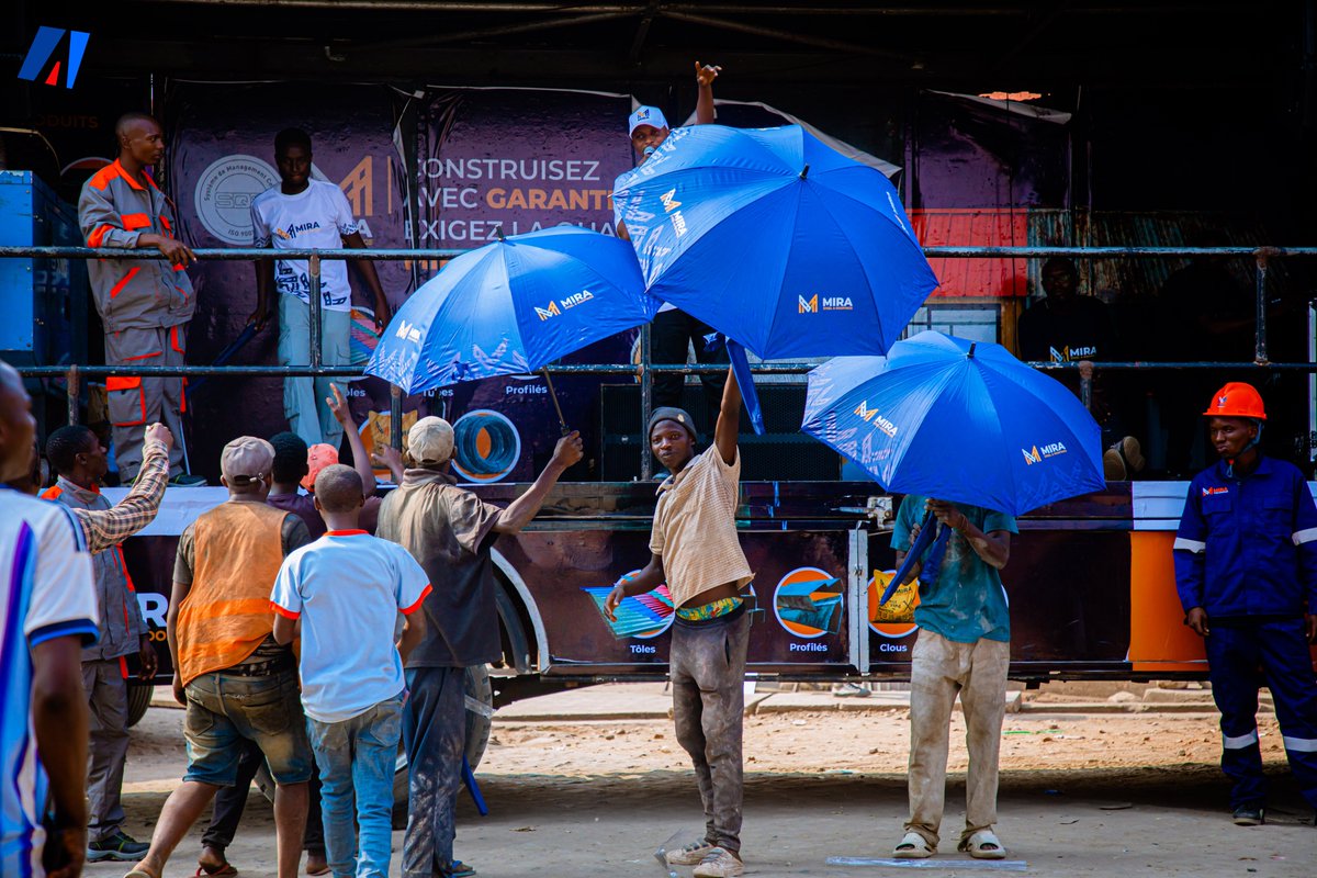 akezanet's tweet photo. 🔴 Ce 9 juillet, @MiraSteelBu en collaboration avec l’ @OBR_BI, a organisé un RoadShow dans la zone Kinama, la zone commerciale du quartier Asiatique et la zone Ruziba dans le but de présenter ses produits et promouvoir le civisme fiscal à la population.

🔹Au cours de ce spectacle itinérant, l’usine de fabrication des matériaux de construction Mira Steel & Roofings a saisi cette occasion pour présenter de multiples avantages d’utilisation de ses matériaux de construction sur les chantiers. 

🔹En plus de leur durabilité, la clientèle de Mira Steel & Roofings bénéficie d'une facture sur chaque achat, ce qui leur dispense des sanctions de l'OBR lors des vérifications de conformité fiscale, visant à encourager les vendeurs et les consommateurs à adopter une pratique positive de l'utilisation de la facturation éléctronique. 

🔹Du côté de l'OBR, le Chargé de l'Education des Contribuables, Diogène MUGABONIHERA a rapellé que des sanctions sévères s'abattent sur des commerçants et des consommateurs finaux contrevenants. 

🔹Parmi eux figurent les vendeurs qui n'ont pas encore la machine de facturaction éléctronique de l'OBR, ceux qui contournent ce moyen, et pour la facturation parallèle, mais aussi des acheteurs qui ne demandent pas une facture, après une opéation. 

🔹Rappelons que le seuil d'assujettissement à la TVA vient de passer de 100 millions du Chiffre d'Affaire à 25 millions de FBu, selon la nouvelle loi budgétaire du Burundi. 

🔹D'après l'OBR, toutes les entreprises ayant atteint ce Chiffre d'Affaire au cours de 2025, doivent s'y conformer à partir du 1er juillet 2026, une reforme qui vise à renforcer les recettes fiscales de l'Etat.

#lesbeautesdecheznous #akezanet #MiraSteel #Burundi