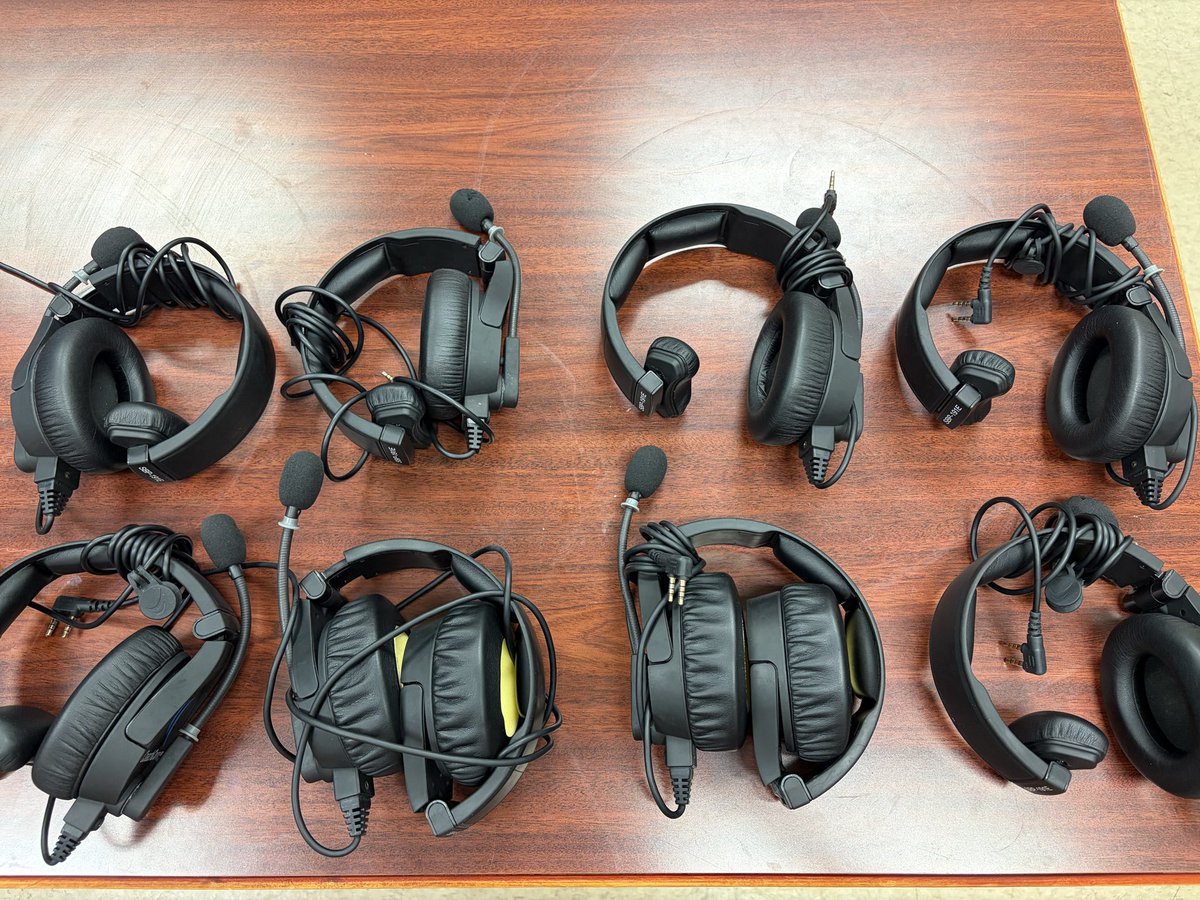 LibertyHSFB_'s tweet photo. Liberty High School is selling 8 CoachComm Cobalt Plus headsets. It comes with a charging station and 2 hard shell cases. 

If interested please DM or reach out to @CoachRuff_ https://t.co/MiPhL1pnU5