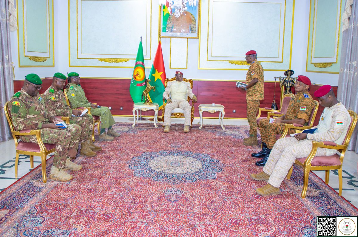 sigbf's tweet photo. AUDIENCE DU PRÉSIDENT DU FASO

Les ministres chargés de la Défense de l’AES reçus par le Capitaine Ibrahim TRAORÉ 

(Ouagadougou, 10 juillet 2026). Le Président du Faso, Président de la Confédération des États du Sahel (AES), le Camarade Capitaine Ibrahim TRAORÉ a reçu en audience, ce vendredi matin, les ministres chargés de la Défense des pays membres de l’AES. 

Présents à Ouagadougou dans le cadre de la consolidation des capacités opérationnelles de la Force unifiée de l'AES, le Général d’Armée Salifou MODY, Ministre d’État, Ministre de la Défense nationale du Niger, le Général de division Oumar DIARRA, Ministre délégué chargé de la Défense du Mali, accompagnés du Général de division Célestin SIMPORÉ, Ministre d’État, Ministre de la Guerre et de la Défense patriotique du Burkina Faso, sont venus recueillir les orientations du Président de la Confédération AES, le Camarade Capitaine Ibrahim TRAORÉ.

« Aujourd'hui, 10 juillet 2026, dans le cadre de la consolidation du renforcement des capacités opérationnelles de la Force unifiée de l'AES, les ministres en charge de la Défense se retrouvent pour une rencontre dans le cadre également de la mise en exécution de la feuille de route de l'An 2 de la Confédération », a indiqué le porte-parole de la délégation ministérielle, le Général de division Célestin SIMPORÉ.

Selon le Ministre de la Guerre et de la Défense patriotique du Burkina Faso, cette rencontre de Ouagadougou permettra d’examiner les documents principaux pour le bon fonctionnement de la Force unifiée déjà fonctionnelle et lui conférer un cadre juridique conformément à sa mission.
« Nous sommes venus donc rendre une visite de courtoisie au Camarade Président du Faso, dans le but de recueillir ses orientations et ses conseils sur la tenue de cette réunion, durant laquelle nous allons discuter également de l'actualité en cours et des événements qui se déroulent dans l'ensemble de nos pays », a soutenu le Général de division Célestin SIMPORÉ.

Pour lui, le Président de la Confédération AES a donné des orientations pour que la Force unifiée soit le fer de lance de la lutte contre le terrorisme et le combat pour la souveraineté engagé par les États membres de l’espace AES.
« Nous devons prendre la mesure de la situation actuelle, qui n'est plus seulement une guerre contre le terrorisme, mais c'est une guerre qui peut être de longue haleine, une guerre de haute intensité et nous devons nous préparer tous à cela », a ajouté le Général de division SIMPORÉ.

S’exprimant sur les dernières attaques terroristes au Mali, le porte-parole de la délégation des ministres chargés de la Défense a rassuré que la situation est sous contrôle aussi bien au Mali et que dans tout l’espace AES.

Direction de la communication de la Présidence du Faso

#Com_Gouv_BF