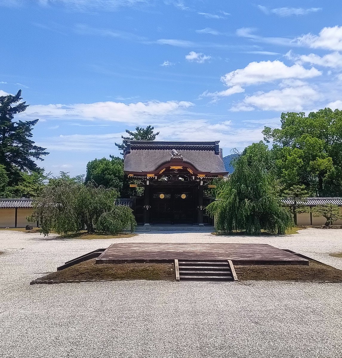 Tsubuannittaku's tweet photo. ちるらん旅🌸京都　大覚寺①
(石舞台)

江戸青春篇で歳さんと近藤が
木刀で対決し、のちに増えた
隊士たちと素振りをする所

歳さんと親父の素敵なシーン
もしやここでは？と思い久々に
大覚寺へ　お寺のスタッフさんに
聞いたら、やはり境内の石舞台で
撮影してたそうです✨
#ドラマちるらん https://t.co/r550udDvec