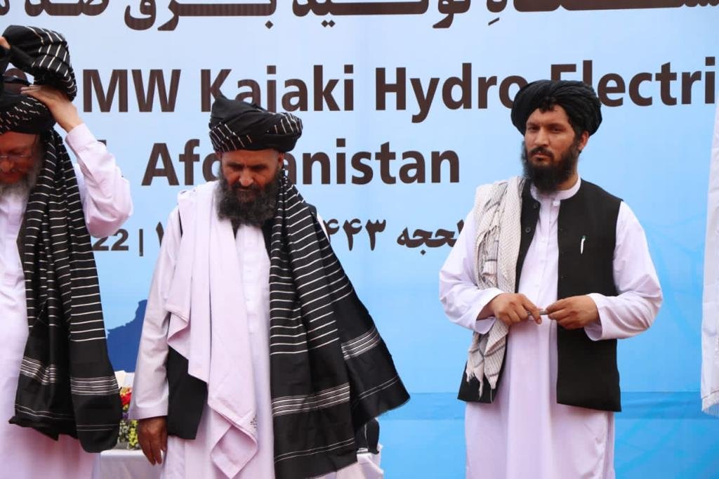 zurmataimubarez's tweet photo. نه په سوال نه په تحفه کې څه ځیني غواړم 
په دعاء کې يادوم لیل نهاره 

توصیه ورته لیږم له لیري لیري 
نصحت ورته کوم د رب لپاره 

د غربت او فقيري په حال کې خوښ یم 
تر هغه چې سم نامداره او مالداره 

د شهرت مقام اوجاه انجام خطر دی 
��ه نور نه ځم په دی خوا له ډاره 

حفظه الله | 💝 https://t.co/DNnHqkVAQ6