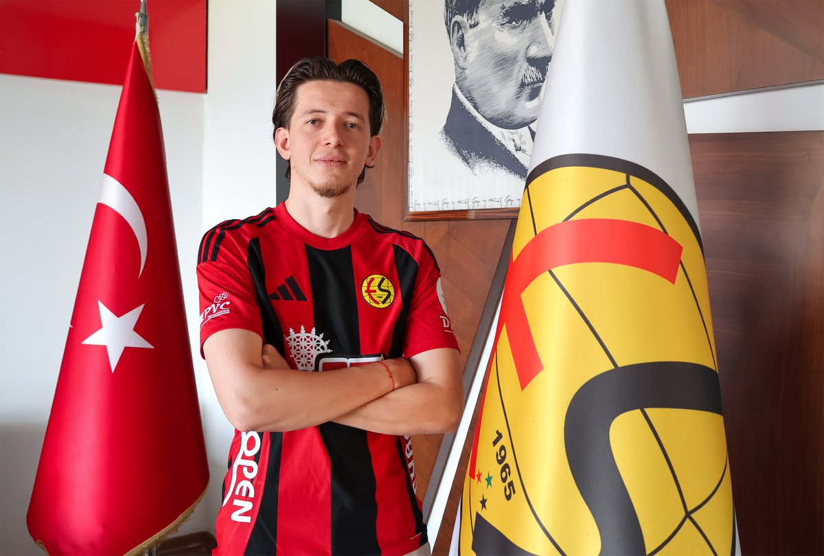 Eskisehirspor's tweet photo. ⚫️🔴 Hoş geldin Kerem Baykuş! ✍️

Kulübümüz son olarak Isparta 32 Spor’da forma giyen 26 yaşındaki hücum oyuncusu Kerem Baykuş ile anlaşma sağlamıştır.

Kerem Baykuş’a Büyük Eskişehirspor camiasına hoş geldin diyor, siyah-kırmızı forma altında başarılar diliyoruz. https://t.co/YtBS36VTqC