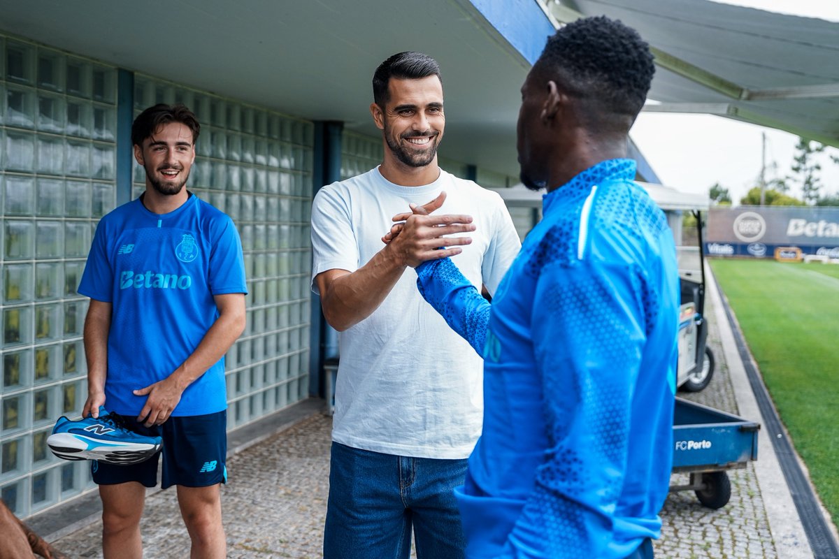 FCPorto's tweet photo. O Capitão esteve no Olival 🫡 Antes de partir para um período de férias, Diogo Costa visitou os colegas que trabalham na pré-época 💪

Boas férias, Capitão e até breve 💙 https://t.co/opZPQrEMHy
