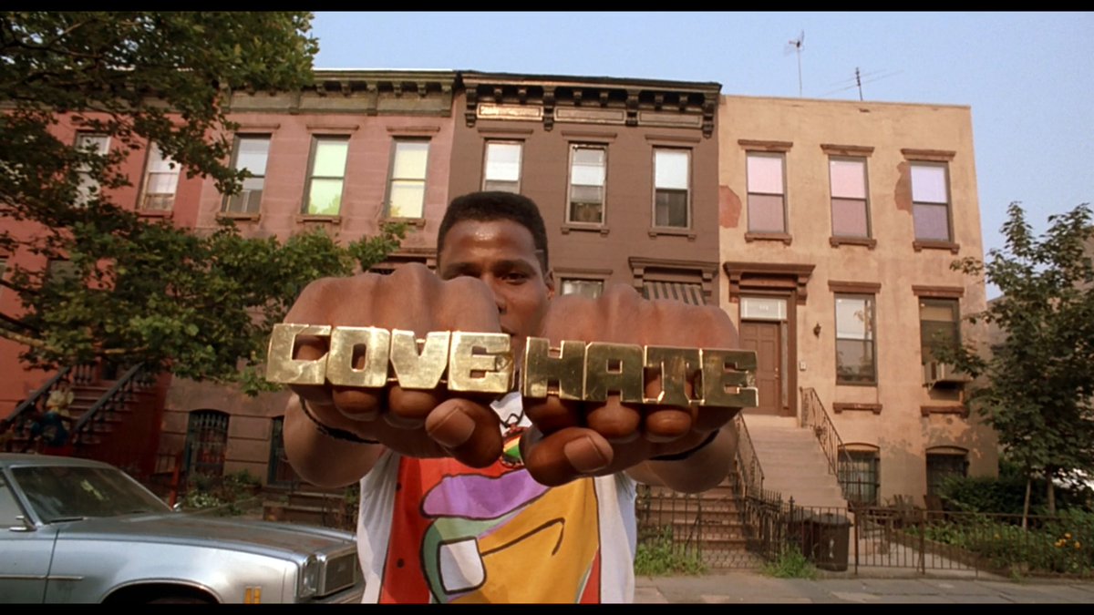 HPLtherapy's tweet photo. Où l'on découvre que Spike Lee a vu des films.
Et qu'il tient à vous le faire savoir.
Genre, faudrait pas qu'il y ait un quiproquo.
De là à dire qu'il vous prend pour des demeurés, je n'oserai franchir le pas.
Mais quand même https://t.co/9ttqyB0Bxx