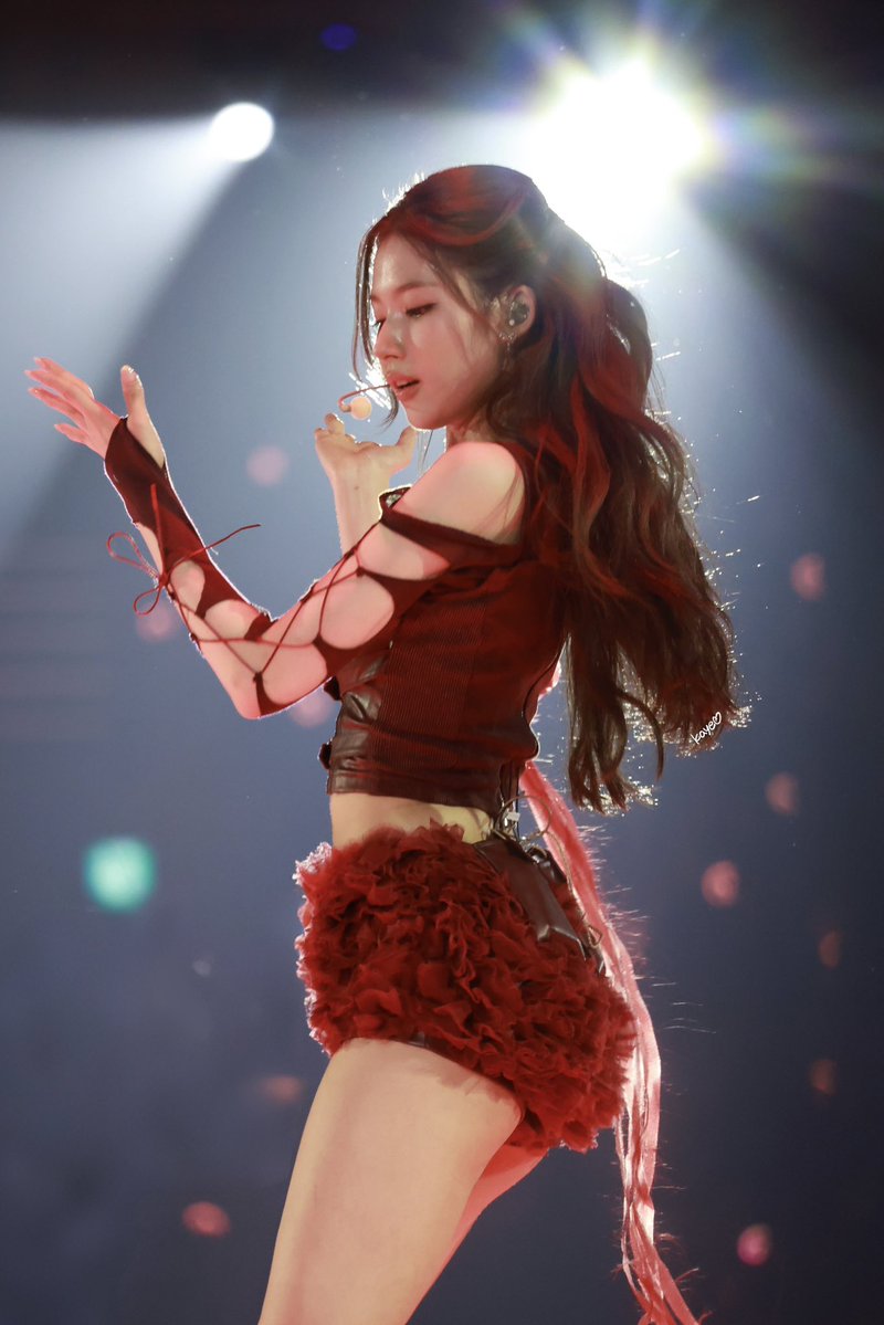 this has to be one of the best sana photos from tonight.