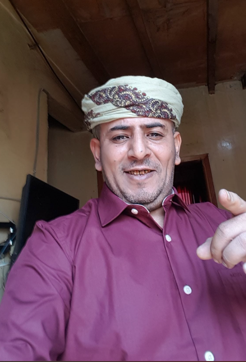 fahdsultn's tweet photo. هذا الشاب اليمني من محافظة تعز، ظهر في فيديو قبل وبعد. قصته أنه يعاني من صدفية قاسية في القدمين وأجزاء واسعة من جسده.
خمس سنوات من المعاناة حسب ما يقول، من الحكة والتشقق والألم والإحراج والتنقل بين أشكال من العلاجات والمحاولات اليائسة، ثم بعد أٌقل شهر فقط مع #نظام_الطيبات تغير الأمر بشكل عجيب ومفاجئ له، مع أنه يعترف بأنه لم يلتزم التزاما كاملا، فإذا بالتحسن يبدو واضحا ومذهلا.
ما يلفت هنا ليس القصة وحدها التي يسردها، بل الفكرة التي تقف خلفها، فحين يتعامل النظام مع الطعام بوصفه مدخلا لإصلاح الجسد لا مجرد سعرات، يصبح السؤال مختلفا: ماذا لو كانت بعض الأمراض لا تحتاج دائما إلى مطاردة الأعراض، بقدر ما تحتاج إلى إيقاف ما يغذي الالتهاب من الداخل؟
هذه الشهادة لا تغلق النقاش، لكنها تفتحه بقوة، ومن الظلم أن تمر مثل هذه الشهادات وكأنها صدفة عابرة، أما الذين لا يزالون يرفضون النظام بحجة المنهج العلمي، نقول لهم: ألم يحن الوقت لتنزلوا من فوق الشجرة.
· رابط الفيديو في صفحة الشخص على منصة فيسبوك
· https://t.co/eFfcLBpyoD
·