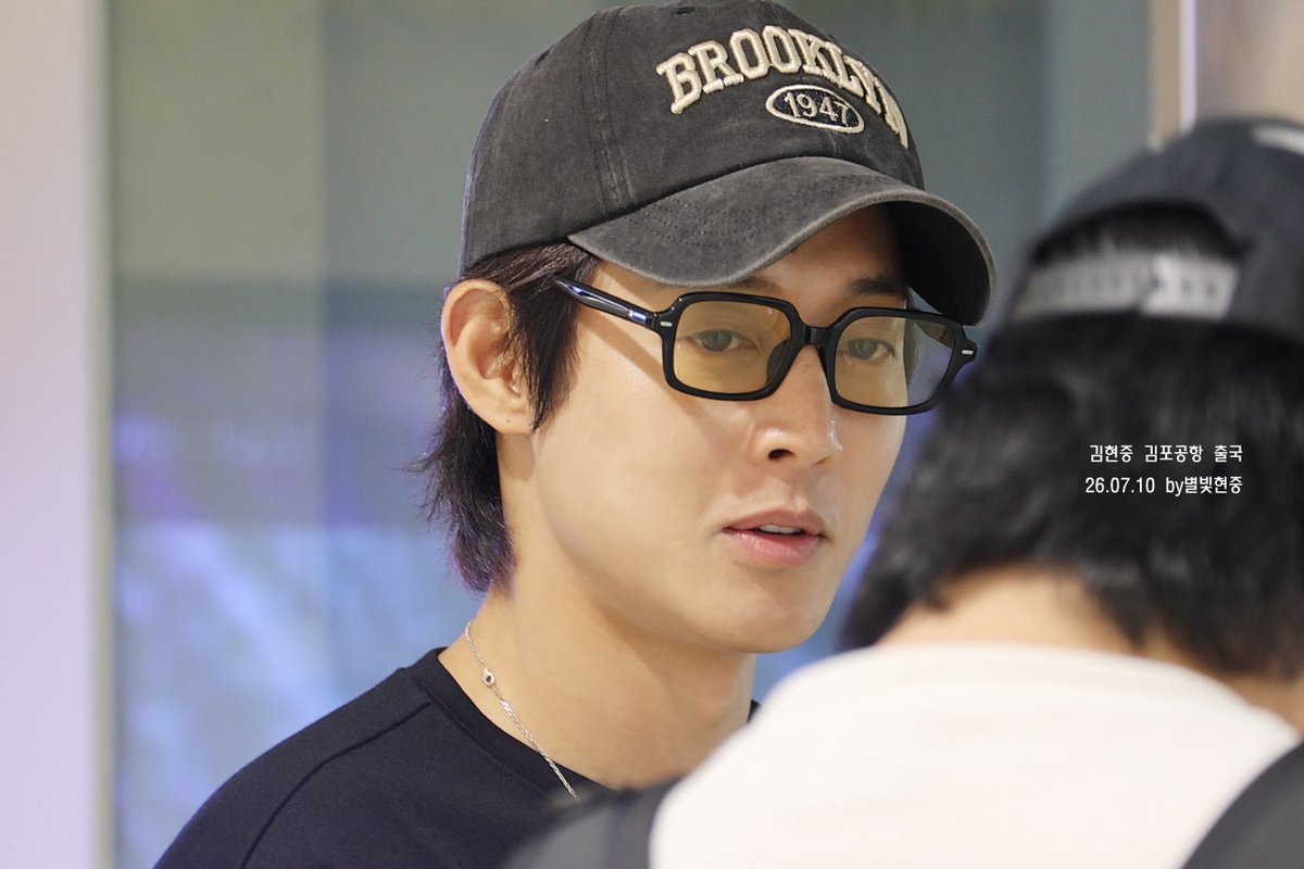 0606_star's tweet photo. [ 4K ][26/07/10] 김현중 김포공항 출국 

https://t.co/Xftbx8AOeA

꺄아아앜~김현중💕💕꿀피부에 내추럴한 모습까지 
출국길마저 화보다😍😍

#김현중 #kimhyunjoong #キムヒョンジュン
#영생면 #라면 #popup_store https://t.co/vFuA8JJoTa