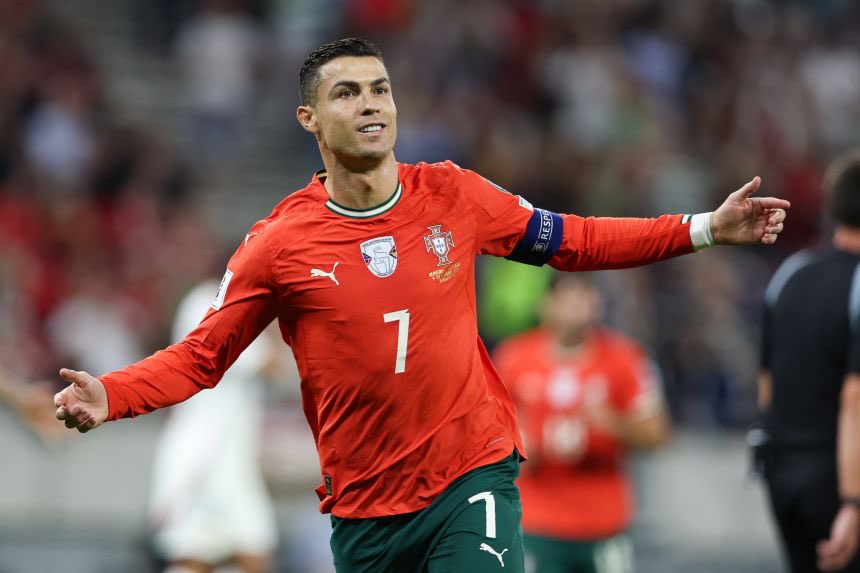 joshhcelona's tweet photo. If the world is against you, I’m with the world @Cristiano https://t.co/2jbeHnZLiJ