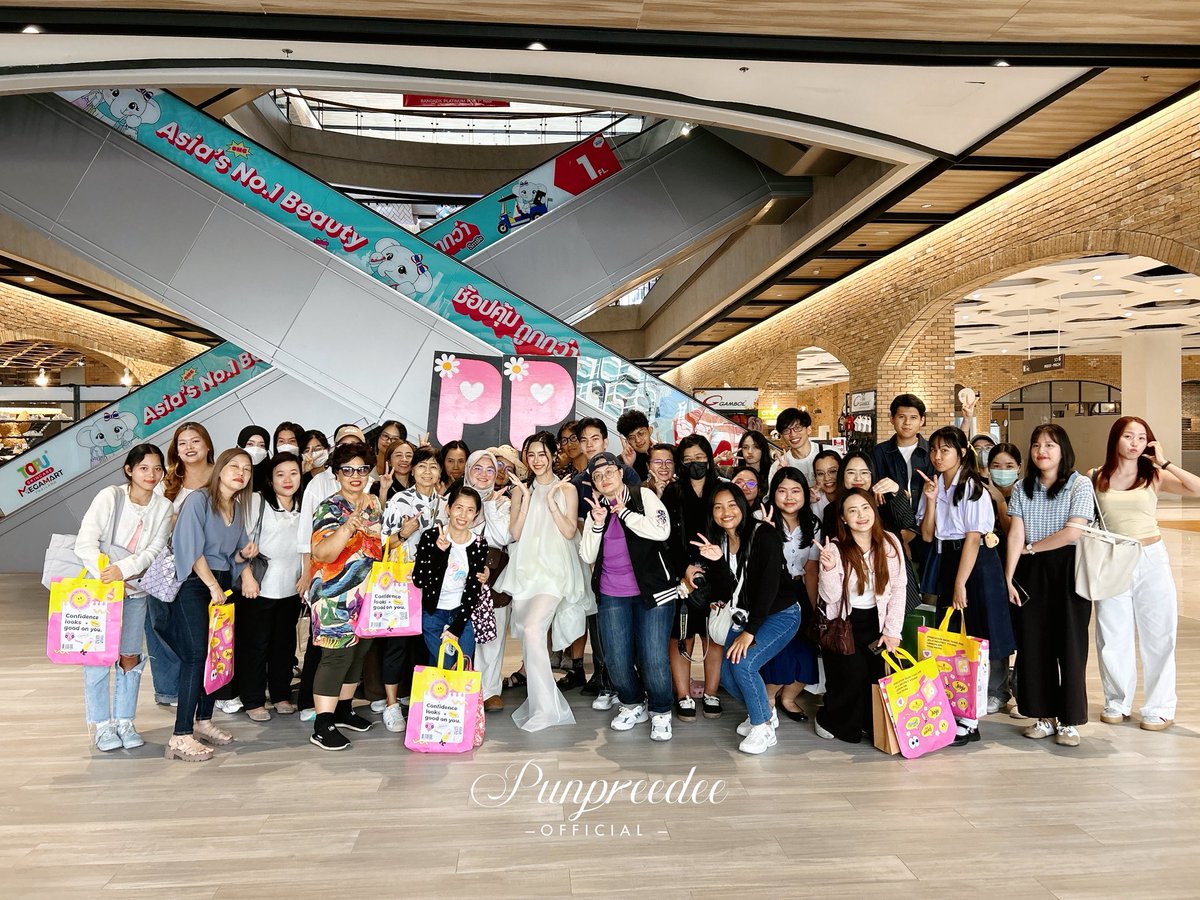 PeaPeaOfficial's tweet photo. ขอบคุณแฟนๆทุกท่านที่มาหาน้องพีพีนะคะ หวังว่าทุกๆท่านจะได้รับความรัก ความอบอุ่น กลับบ้านไปนะคะ แล้วเจอกันใหม่งานหน้าค่า🩷🫶✨ 

LEMON ME X PP PUN 

#TofuFestwithPunpreedee 
#พีพีปุญญ์ปรีดี #punpreedee https://t.co/UblUTie2jx