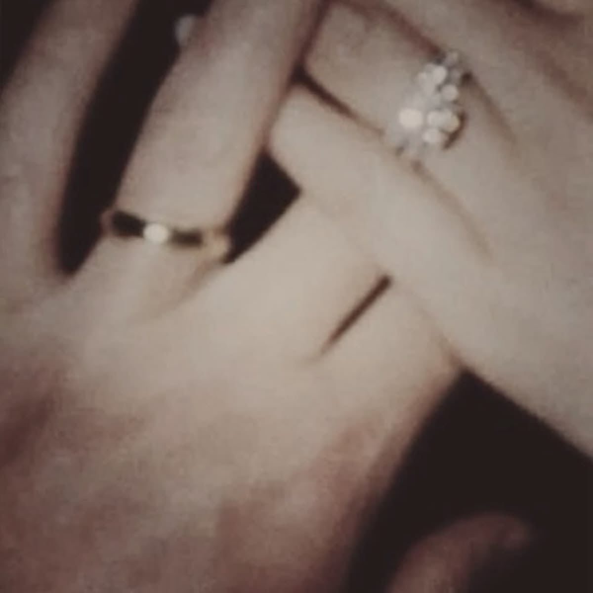 jungwonizando's tweet photo. #matz #seongjoong au

💍 | AMERICAN DIVORCE

Depois de um divórcio que deixou diversos conflitos mal resolvidos, Seonghwa e Hongjoong tentam seguir caminhos diferentes

No entanto, o pequeno filho que compartilham os obriga a permanecer presentes na vida um do outro https://t.co/Igt1n9XCt6