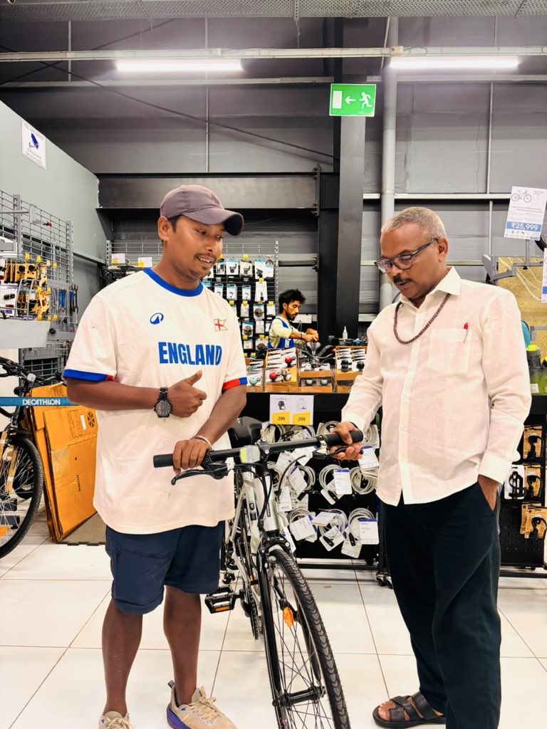 Mrinal_MLA's tweet photo. #8pm : #BicycleRide
He is Rupam Gogoi of Gomariguri , Golaghat. He rides #bicycle 🚴♂️ spreading the message of #PlantATree .
He has already covered Nepal and Ladakh in India ,Colombo in Srilanka .
On 25 August he will start his journey to ride his cycle on the lands of Laos,Vietnam,Cambodia,Malaysia,
Thailand and Singapore.
I gifted him a bicycle today for the tour and wished him happy journey.
এইজন গোলাঘাট জিলাৰ গমাৰিগুৰিৰ ৰূপম গগৈ। ৰূপমে চাইকেল চলাই #PlantATree-ৰ বাৰ্তা কঢ়িয়াই ফুৰিছে। তেওঁ ইতিমধ্যেই নেপাল, ভাৰতৰ লাডাখ আৰু শ্ৰীলংকাৰ কলম্বোলৈ চাইকেল যাত্ৰা সম্পূৰ্ণ কৰিছে।
অহা ২৫ আগষ্টৰ পৰা তেওঁ লাউচ, ভিয়েটনাম, কম্বোডিয়া, মালয়েছিয়া, থাইলেণ্ড আৰু ছিংগাপুৰলৈ নতুন চাইকেল যাত্ৰা আৰম্ভ কৰিব।
এই বিশেষ যাত্ৰাৰ বাবে আজি মই তেওঁক এখন চাইকেল উপহাৰ দিলোঁ আৰু তেওঁৰ আগন্তুক অভিযানৰ সফলতা আৰু শুভ যাত্ৰাৰ আন্তৰিক শুভকামনা জনালোঁ।
