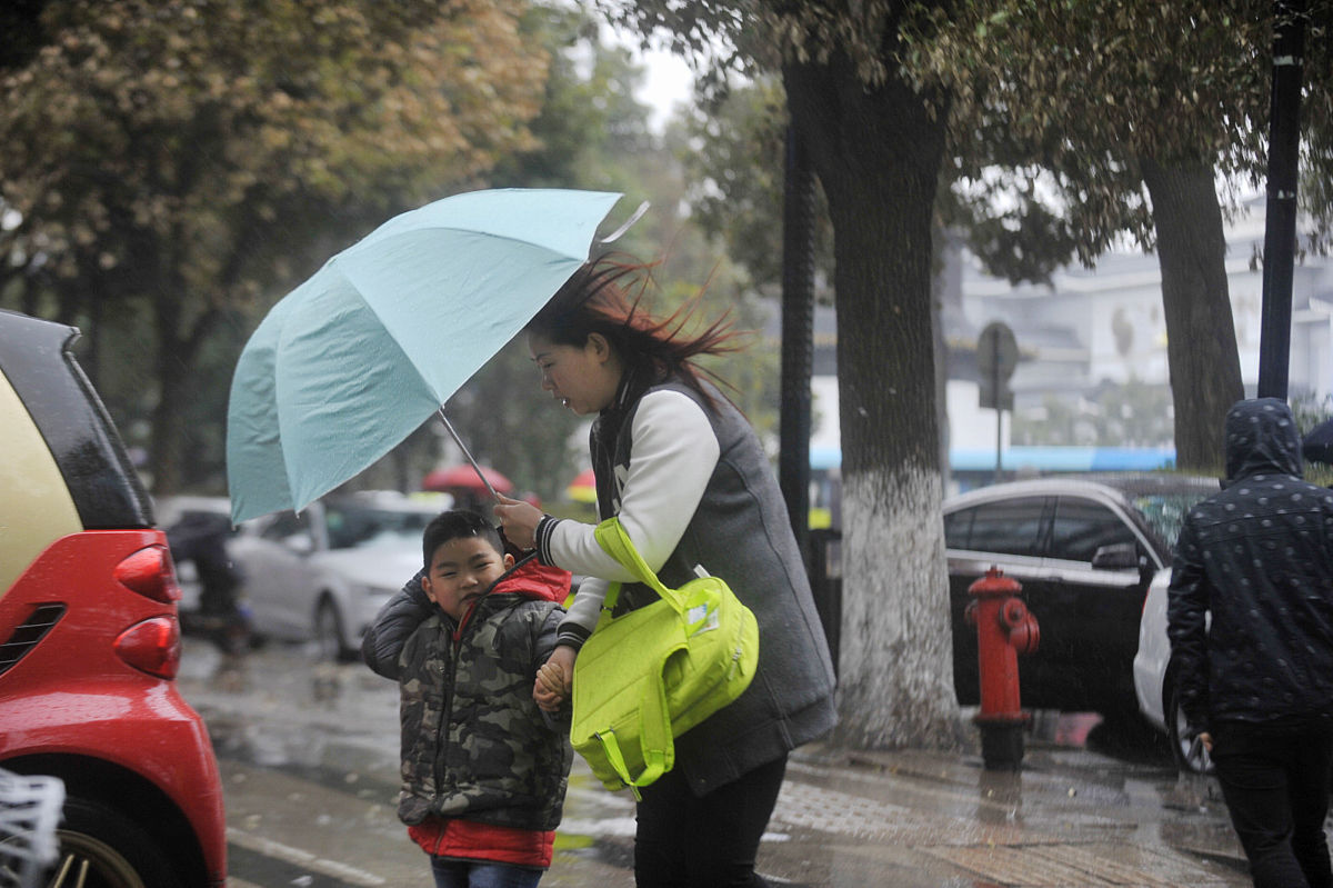 consigliaDamagg's tweet photo. A stranger helped me fix my flat tire in the rain without asking for anything. Restores faith in small kindnesses.， https://t.co/4ACKHY8qp1