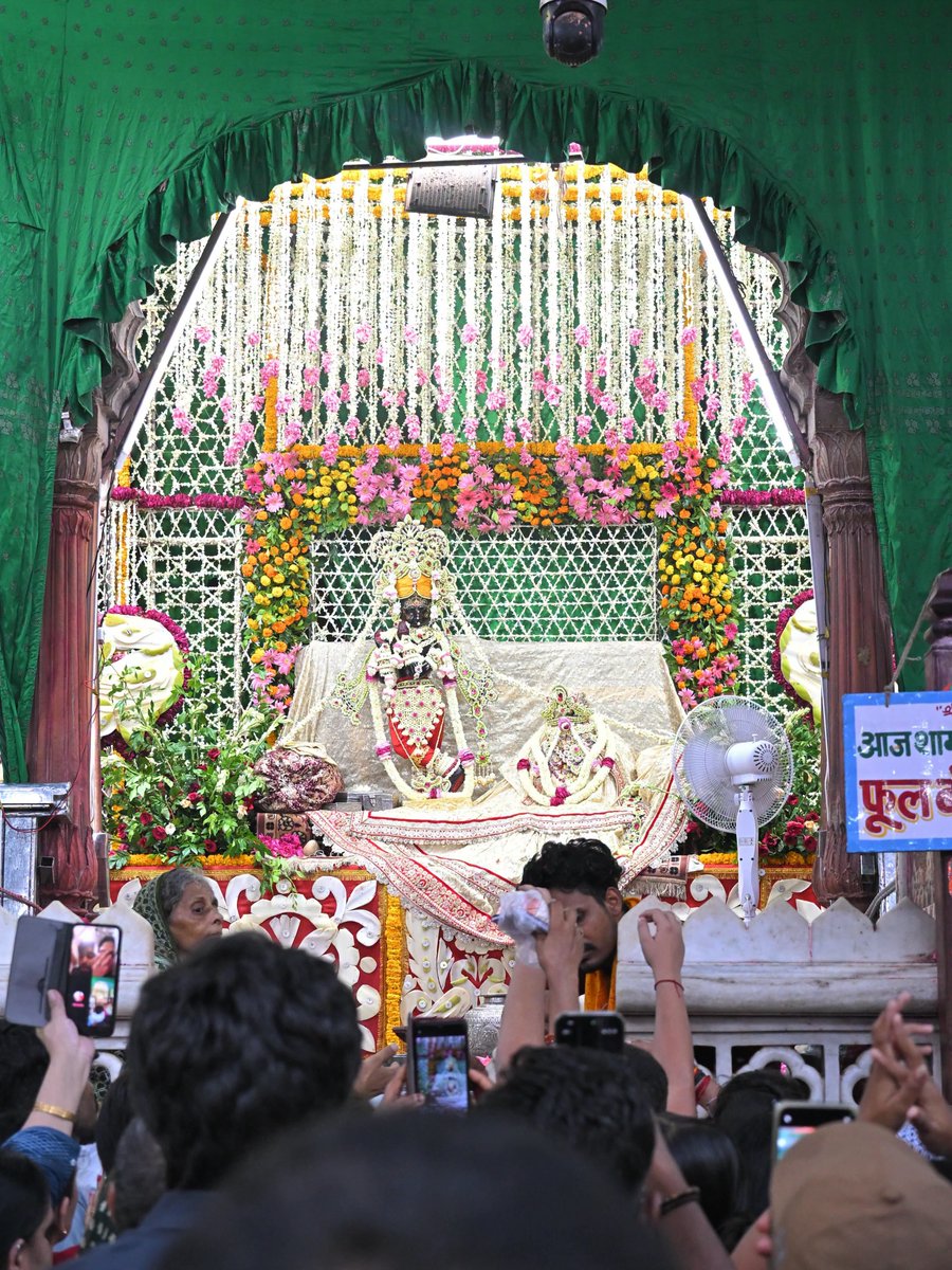 banke_shri's tweet photo. श्री राधावल्लभ लाल जू का फूल बंगला उत्सव 
10/07/2026 https://t.co/l7BYfzP5HX