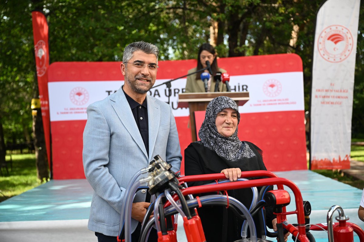 avibrahimK's tweet photo. Tarım ve Orman Bakanlığımız ile Erzurum Valiliğimizin destekleriyle gerçekleştirilen Sıvat ve Süt Sağım Makinesi Dağıtım Töreni’ne katıldık.

Üreticilerimizin daha modern imkânlarla üretim yapmalarına katkı sağlayacak bu desteklerin ilimize ve çiftçilerimize hayırlı olmasını diliyor; tarım ve hayvancılığımızı güçlendirecek her çalışmada emeği geçenlere teşekkür ediyorum.

Üreten Erzurum, güçlü Türkiye. 🌾🇹🇷