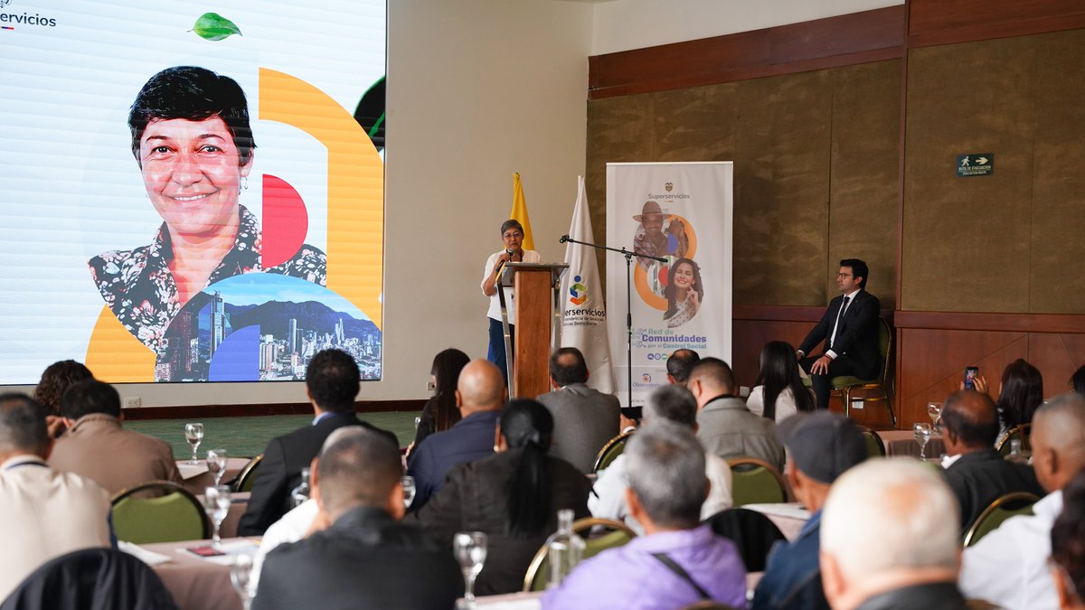 Superservicios's tweet photo. Durante el Encuentro de #ComunidadesPorElControlSocial, Gloria Parra, vocal de control de Bucaramanga, destacó que este espacio marca un hito en la historia de la Superintendencia, al fortalecer la participación y brindar herramientas que facilitan el ejercicio del control social en los servicios públicos.

Asimismo, resaltó el compromiso y la trayectoria de los vocales de control, quienes han desarrollado su labor con esfuerzo, aprendizaje autónomo y vocación de servicio en defensa de los usuarios. vigilancia de los servicios públicos.

También expresó su agradecimiento a los funcionarios de la Superservicios por su acompañamiento permanente a los vocales de control, destacando el impulso a procesos de capacitación y el respaldo brindado ante las diferentes necesidades en territorio, resaltando la importancia de fortalecer el control social a nivel nacional, mediante estrategias que promuevan la articulación, la formación continua y la participaci��n activa de la ciudadanía en la vigilancia de los servicios públicos.
