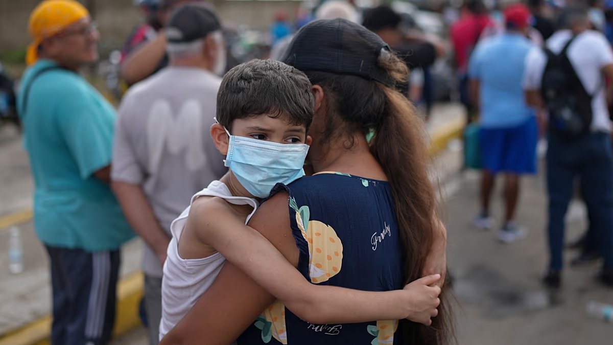 fogondpalo's tweet photo. «El venezolano no está siendo fuerte. Está siendo obligado.
Llevamos generaciones confundiendo las dos cosas.

“De esta también salimos.”
“Somos resilientes.”
“Podemos con esto.”

Frases que se sienten como orgullo pero que, dichas tantas veces, dejan de ser un consuelo y se vuelven una condena: la condena de aguantar por costumbre lo que nunca debió pedirse dos veces.

Porque la resiliencia no es un rasgo de carácter que deberíamos ostentar para siempre.
Es una respuesta de emergencia; útil una vez, sospechosa cuando se vuelve estilo de vida.

Un pueblo que se entrena, generación tras generación, para no quebrarse ante nada, termina enseñándole algo peligroso a quien lo gobierna: que no hace falta parar.

Que siempre habrá un límite más allá del límite anterior.

Que este cuerpo colectivo aguanta, aguanta y aguanta
y entonces, ¿para qué detenerse?

Ahí está la trampa: nuestra fortaleza.

Dicha en voz alta con orgullo, es leída por el tirano como permiso.
Cada “somos fuertes” que publicamos es, sin querer, una autorización silenciosa para el siguiente abuso.

Yo no quiero seguir siendo un pueblo admirado por lo que aguanta.
Quiero ser un pueblo que ya no tenga que demostrarlo.

Estoy cansada…
y ese cansancio no es debilidad, es la única señal honesta que me queda de que esto no puede seguir normalizándose como carácter nacional.

No somos una pera de boxeo con una sonrisa pintada encima.
Somos personas.
Y las personas, en algún punto, tienen derecho a dejar de resistir para empezar, por fin, a exigir.»
Autora ✍️: greciajerez1 | Escritora Incorrecta IG