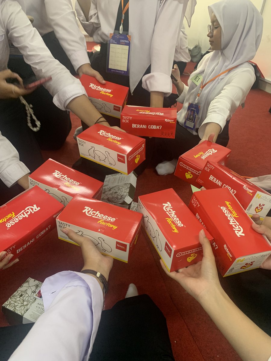 shawtcyy's tweet photo. recap mam selama ospek as #dipomuda esp fisip 😝🧡 https://t.co/goAjRejhKl