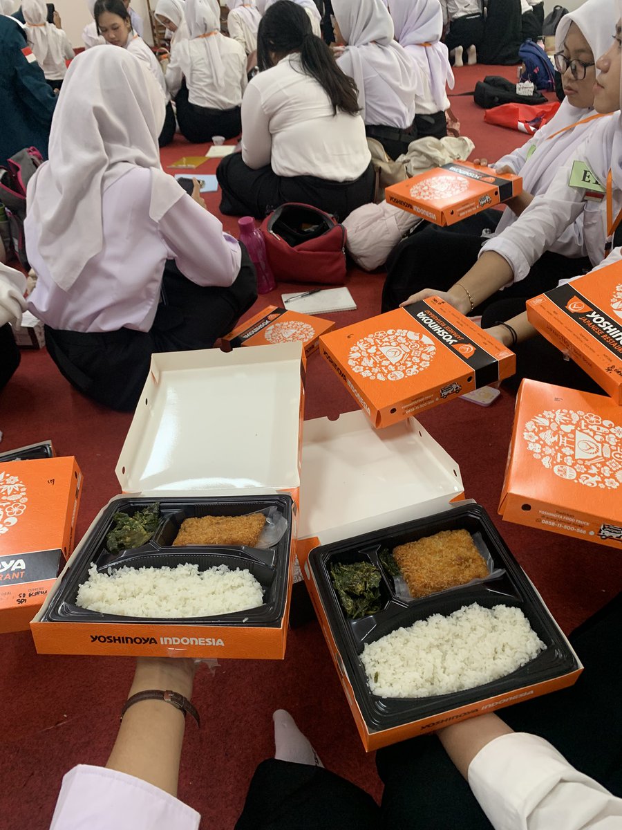 shawtcyy's tweet photo. recap mam selama ospek as #dipomuda esp fisip 😝🧡 https://t.co/goAjRejhKl