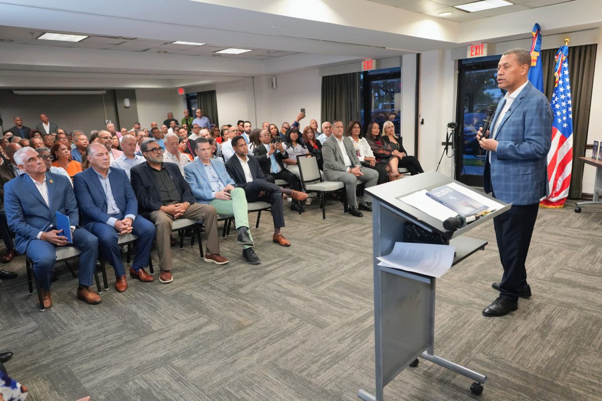 ggomezmazara's tweet photo. Con la diáspora dominicana en Miami, hablamos del libro Para que no se repita y la realidad política, social y económica del país. ¡Gracias a todos por asistir! 🙏🏼🇩🇴 https://t.co/T5KjSsKxta