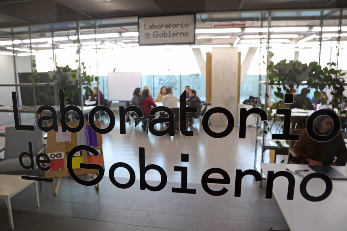 DTPMet's tweet photo. El director de DTPM, Eduardo Castro, y el equipo de DTPM participaron de una jornada de trabajo colaborativo con el Laboratorio de Gobierno de Ministerio de Hacienda para co-diseñar soluciones que nos permitan optimizar las respuestas que se entregan a los usuarios. https://t.co/rjhuiJ6BPt