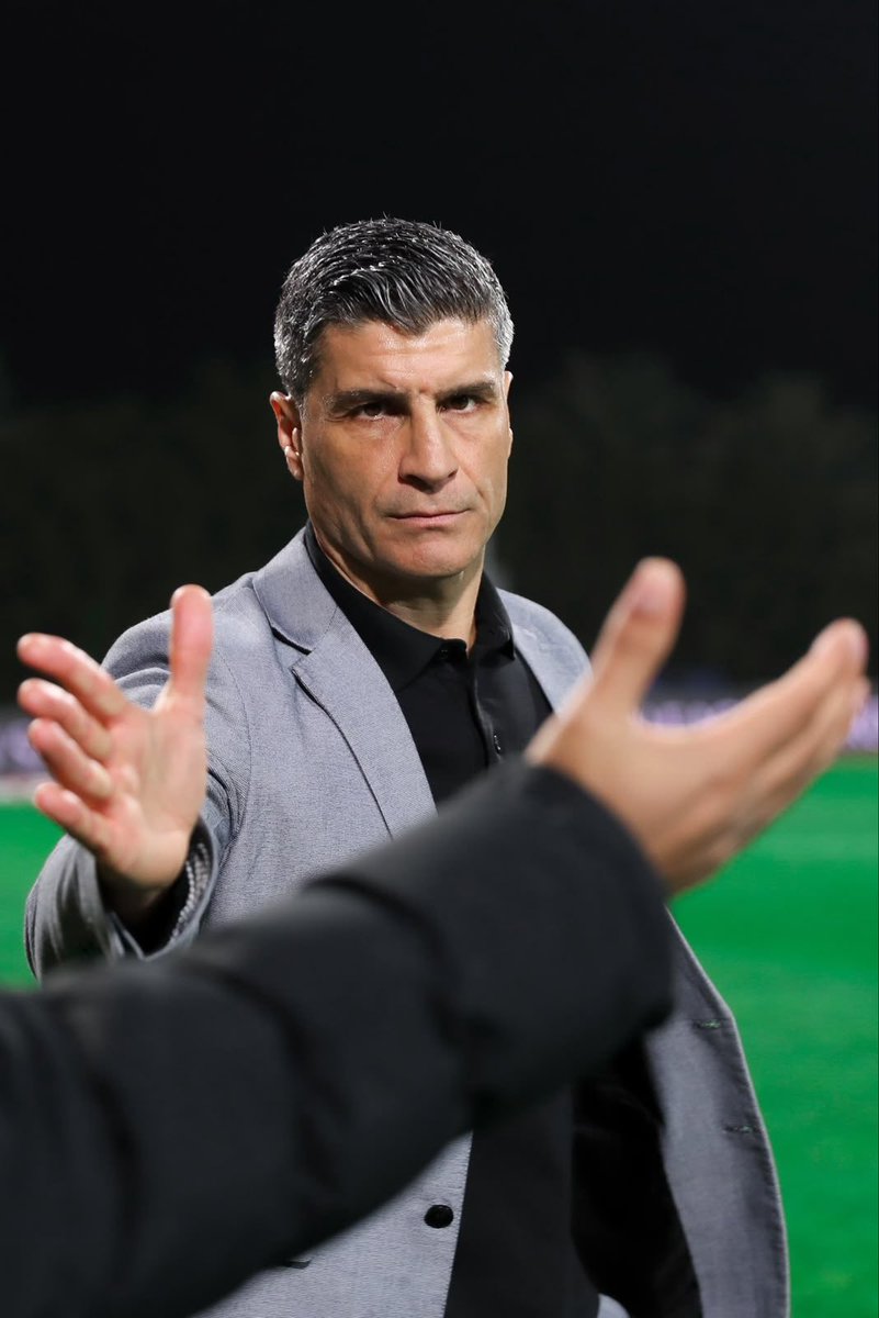 newscolina's tweet photo. O Vasco encaminhou a contratação do treinador Pedro Emanuel, de Portugal. 

Pedro estava acertando com Al-Etiffaq, da Arábia Saudita, quando recebeu o convite de São Januário. 

Passagens por Arouca 🇵🇹, Limassol 🇨🇾, Estoril 🇵🇹, Al-Taawoun 🇸🇦, Almería 🇪🇸, Al-Nassr 🇸🇦, Al-Khaleej 🇸🇦 e Al-Fayha 🇸🇦. 

Informação de @venecasagrande.