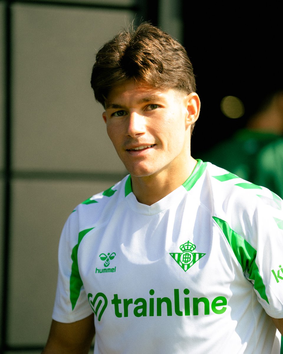 RealBetis's tweet photo. Chico nuevo en la oficina 🤩💚 https://t.co/KsNup6vmgp